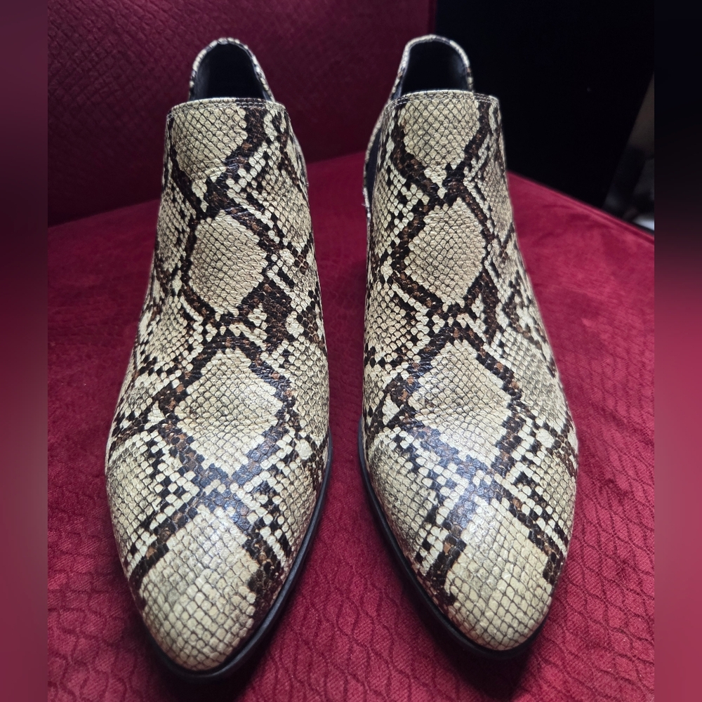 Vionic Snakeskin Pattern Boots 10 Wide